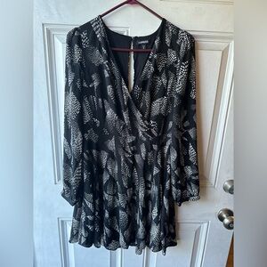 Express Black & White Patterned Long Sleeve Mini Dress – Size M